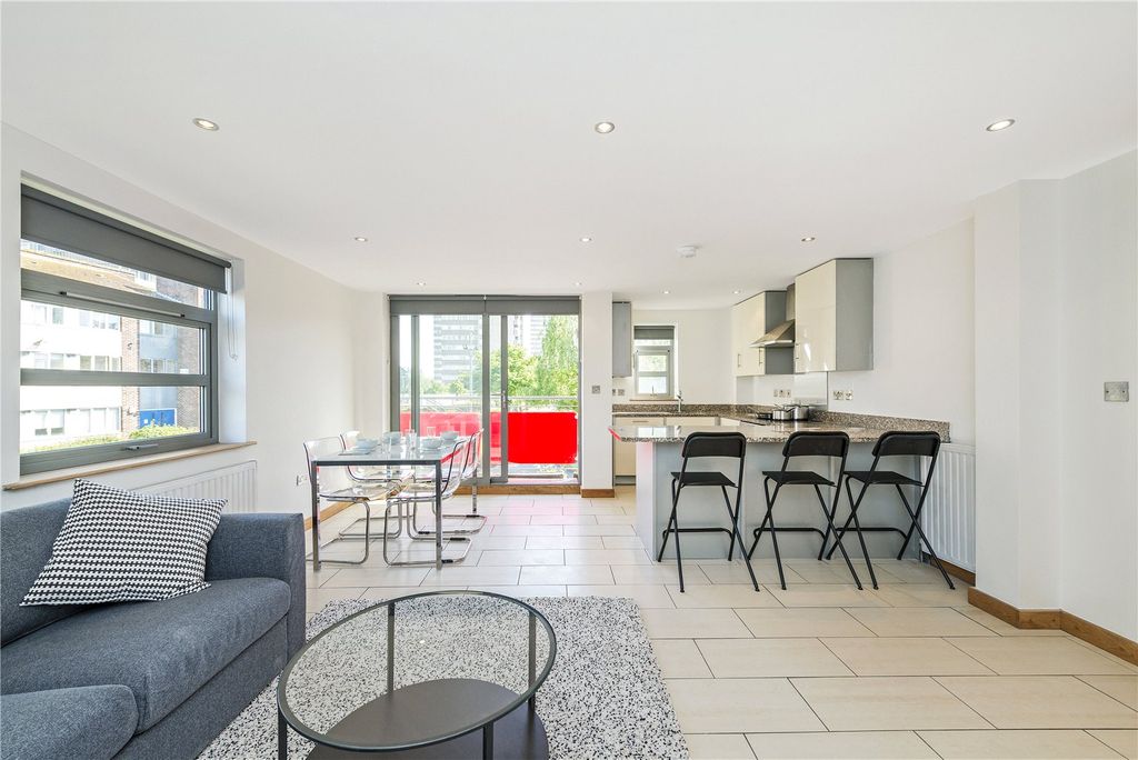Property photo 1 of 11 Reception/Kitchen