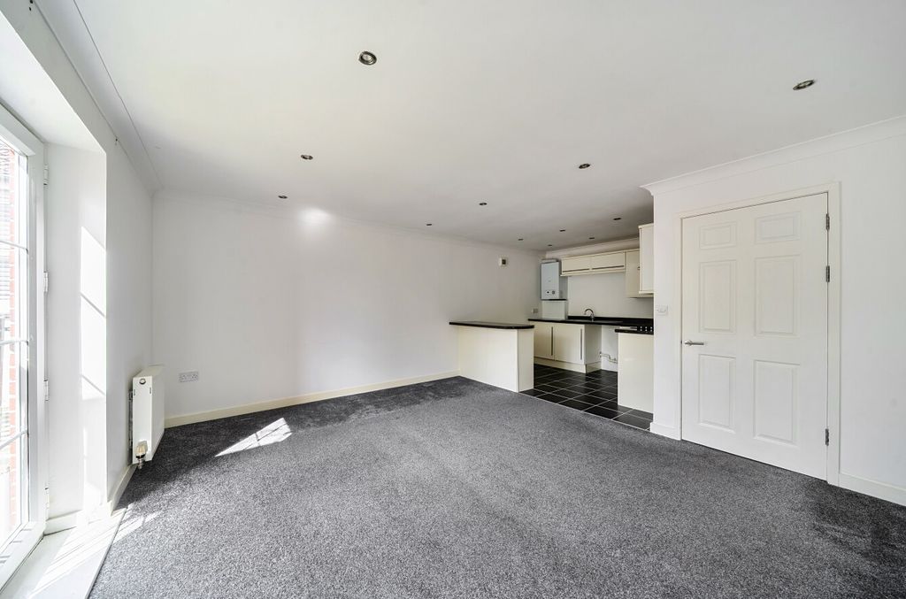 Property photo 3 of 13 1472124-10-6A27Db...