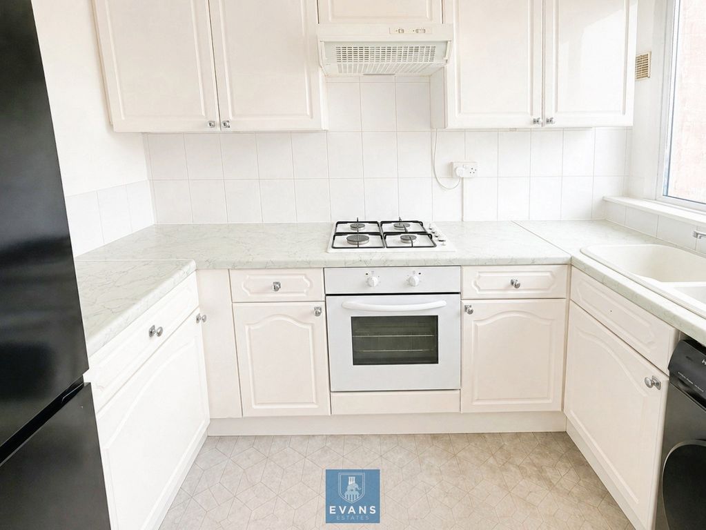 Property photo 3 of 12 Kitchen
