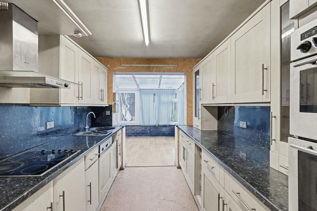 Property photo 2 of 28 Kitchen