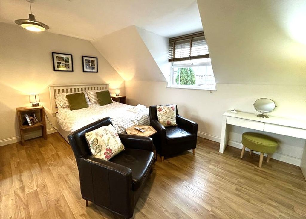 Property photo 2 of 8 A Spacious And Inviting Large Double Bedroom, Perf...