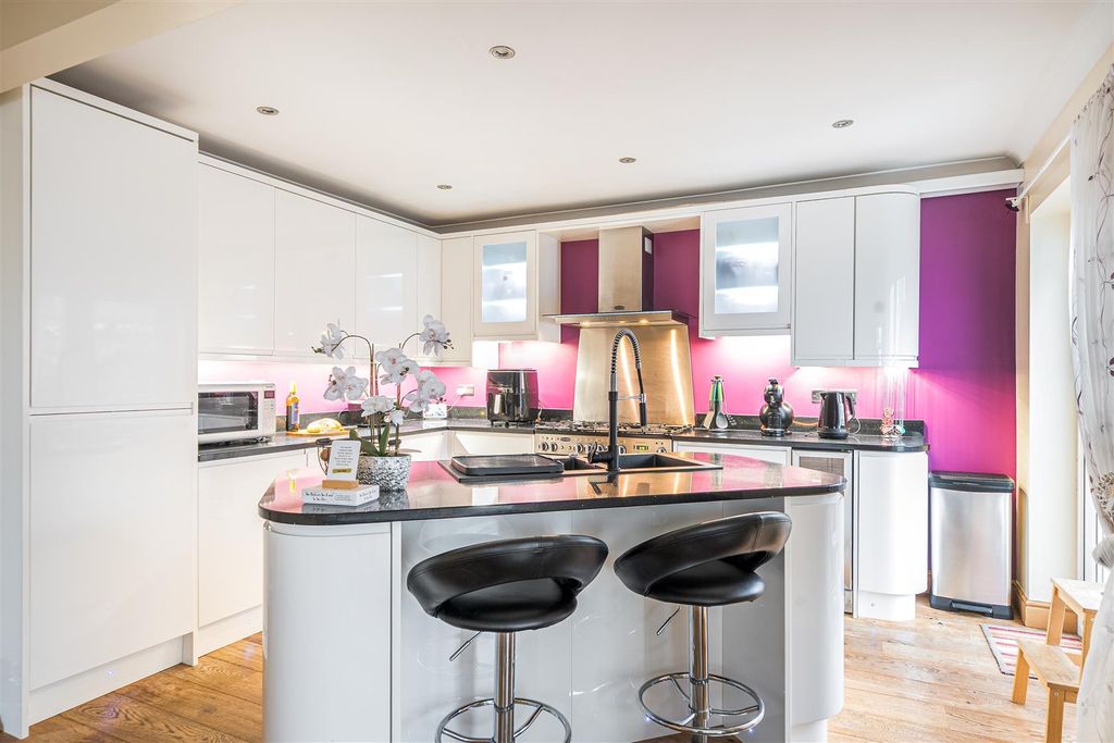 Property photo 3 of 18 1372443-13-6916Fe03c01c3.Jpg