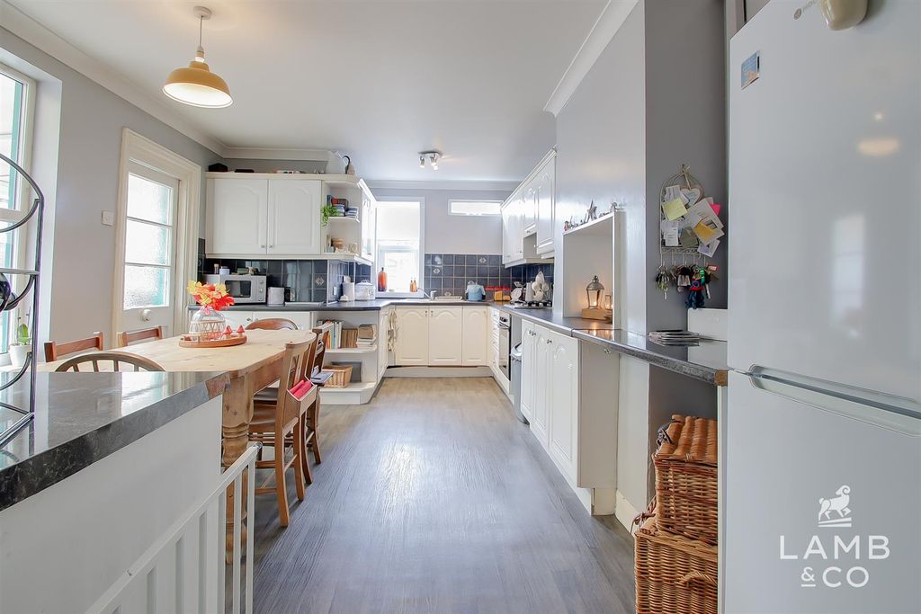 Property photo 3 of 17 Kitchen