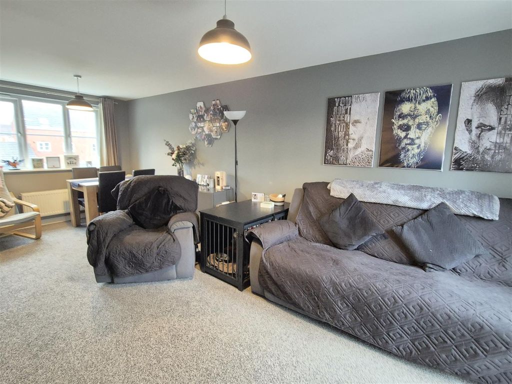 Property photo 3 of 17 L-Shaped Lounge/Diner