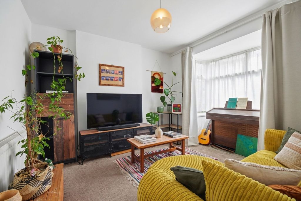 Property photo 3 of 11 Living Room