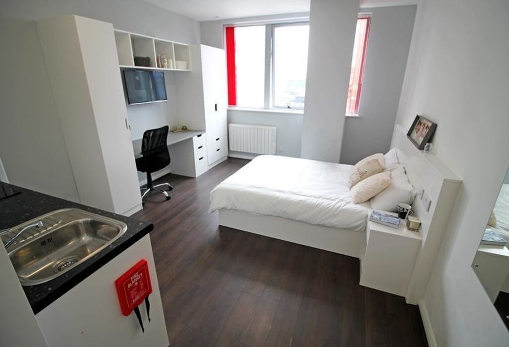 Property photo 3 of 4 This Inviting Double Bedroom Features Ample Natura...
