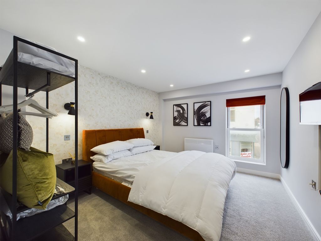 Property photo 3 of 8 Cam03519G0-Pr0024-Still001