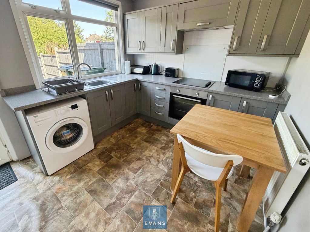 Property photo 3 of 10 Kitchen