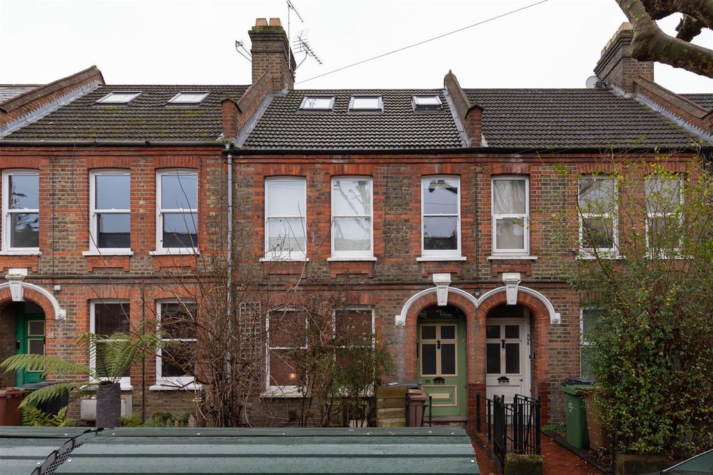 Property photo 1 of 24 Hawarden Road, E17