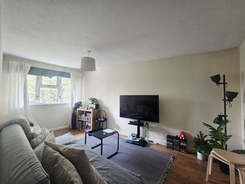 Property photo 1 of 11 Nelsons Are Proud To Present This Bright And Spacious One-Bedroom Flat Ideally Situated In The Heart Of Elephant &amp; Castle, Moments From Excellent Transport Links And The Exciting Elephant Park Regeneration Area.