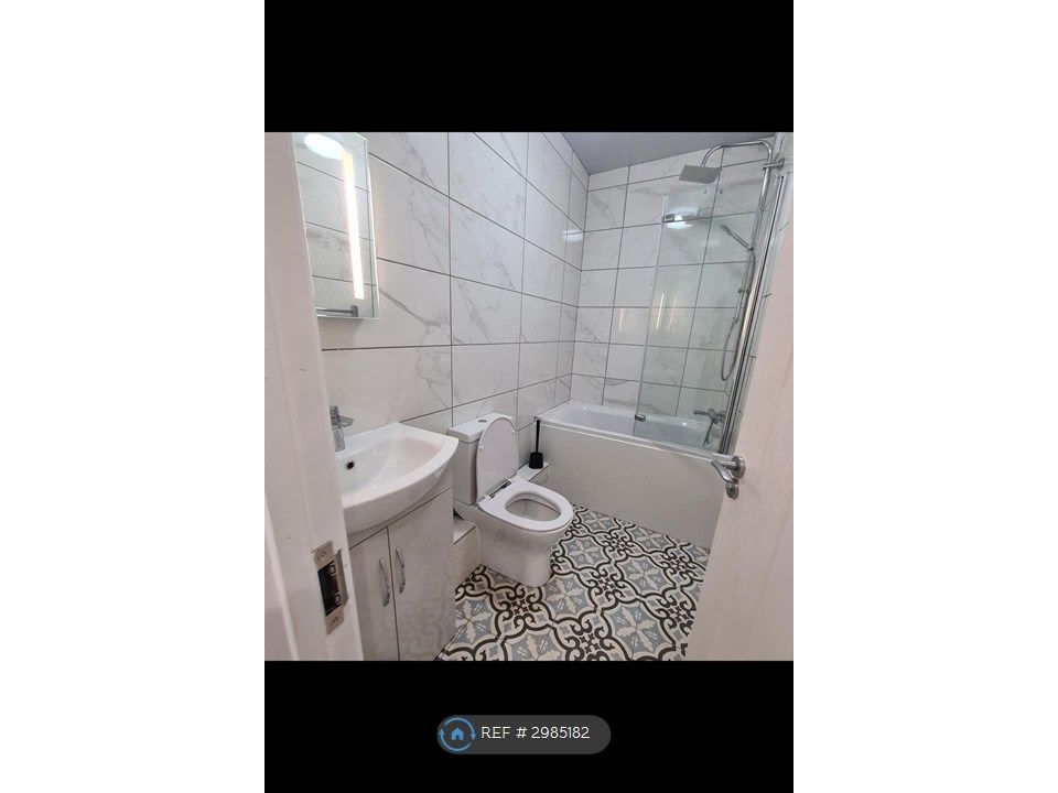 Property photo 2 of 8 Bathroom