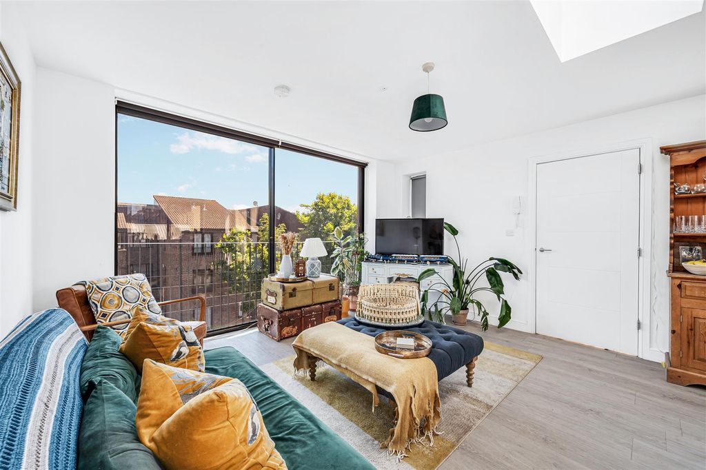 Property photo 2 of 11 Flat 3 - 1A Spencer Road-3.Jpg