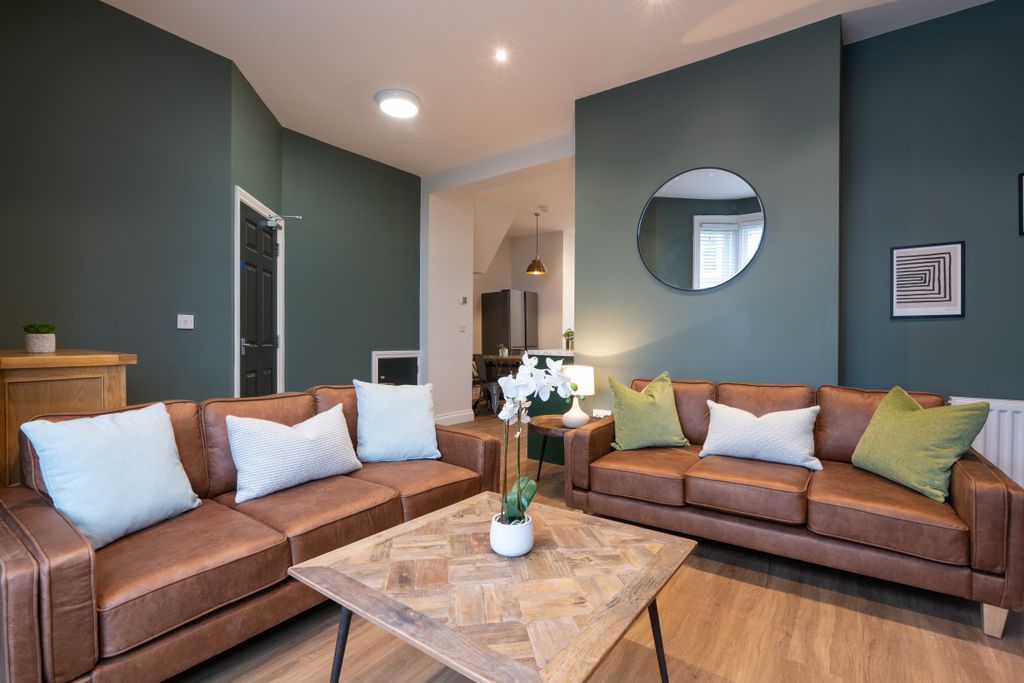 Property photo 1 of 22 319 Beaconsfield Living Room 2