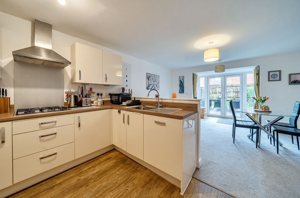 Property photo 2 of 26 1405187-5-698Df3B...