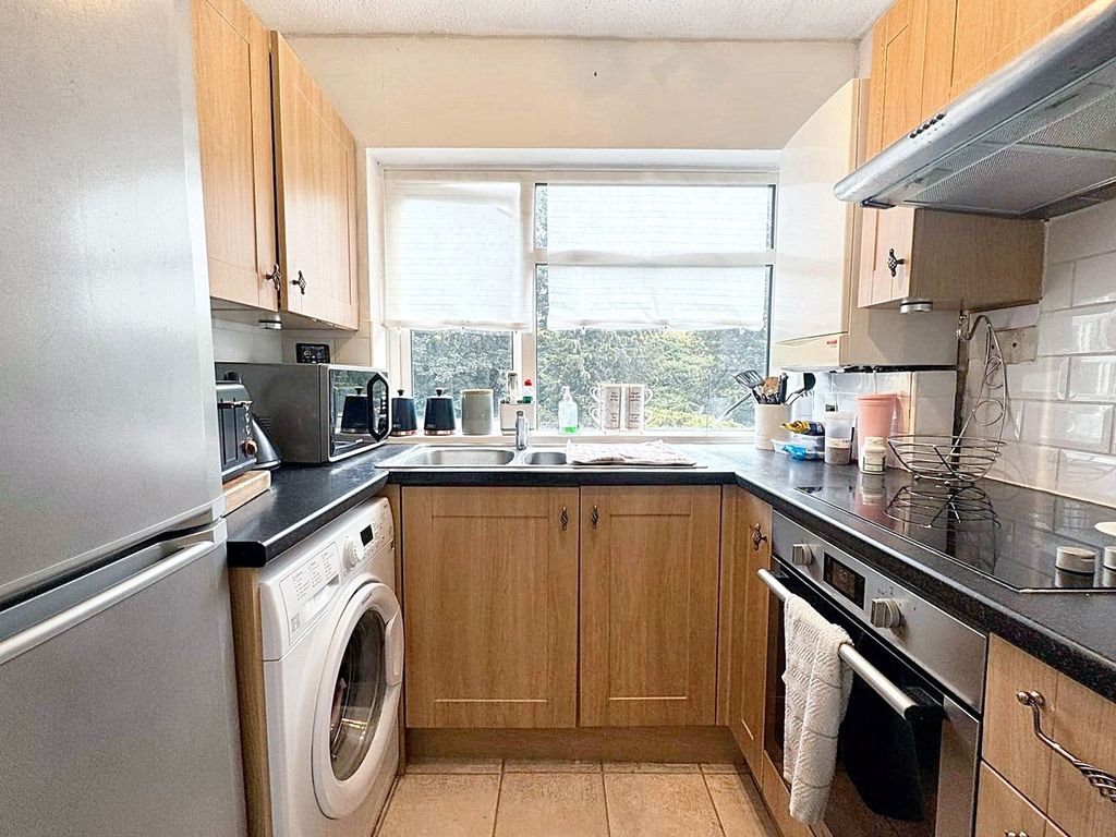Property photo 3 of 8 Kitchen
