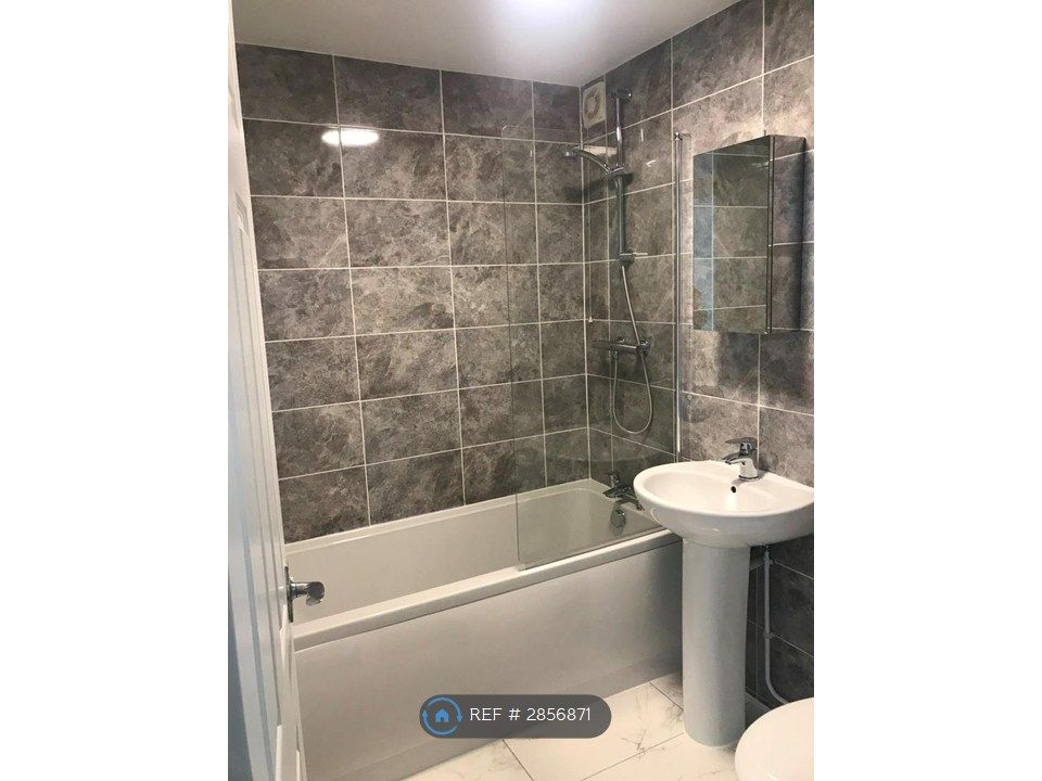 Property photo 2 of 18 Bathroom