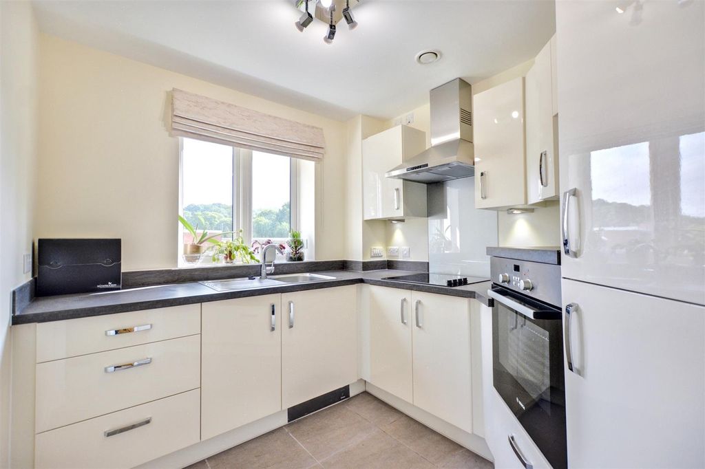 Property photo 3 of 17 Kitchen