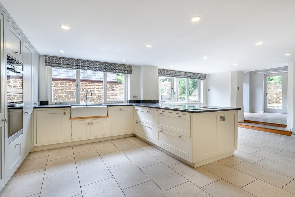Property photo 2 of 40