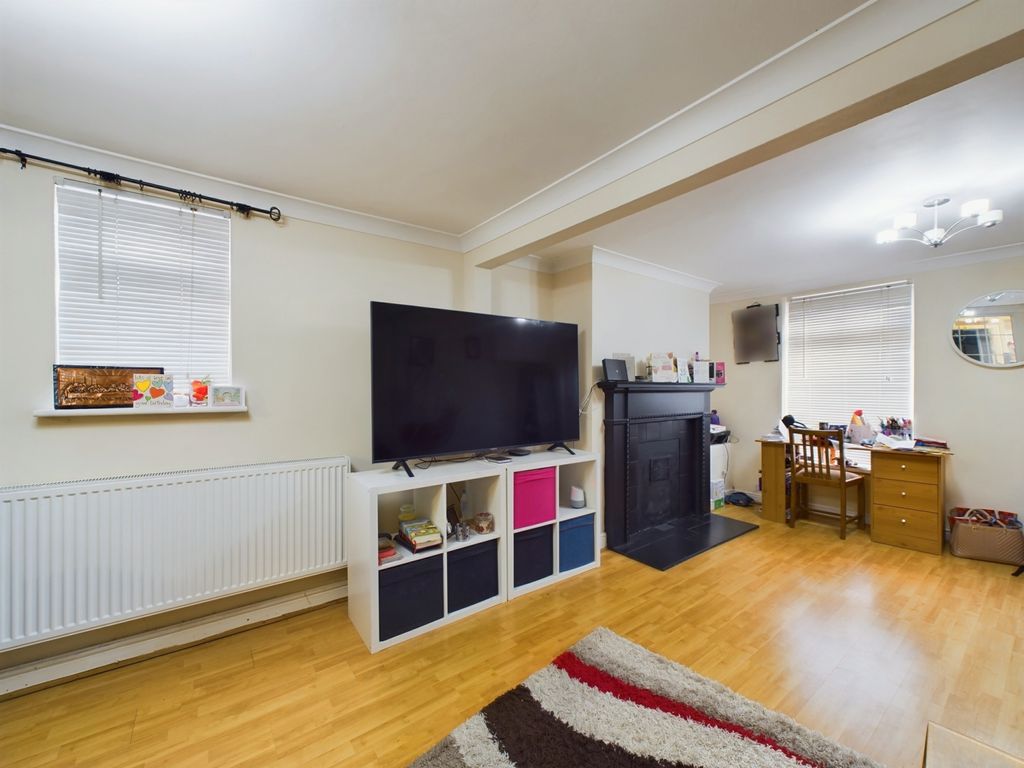 Property photo 3 of 9 Cam01909G0-Pr0253-Still001