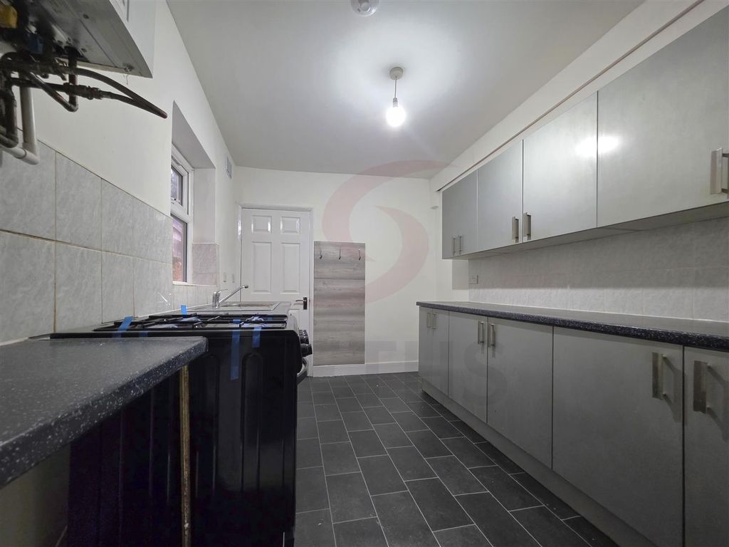 Property photo 2 of 7 Kitchen