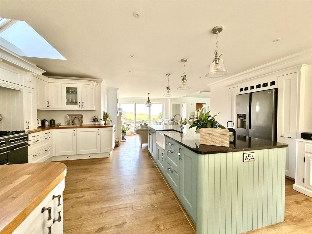 Property photo 3 of 25 Picture No. 12