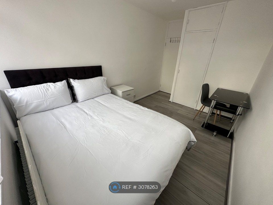 Property photo 2 of 6 Bedroom 2 (£1085 Pcm)