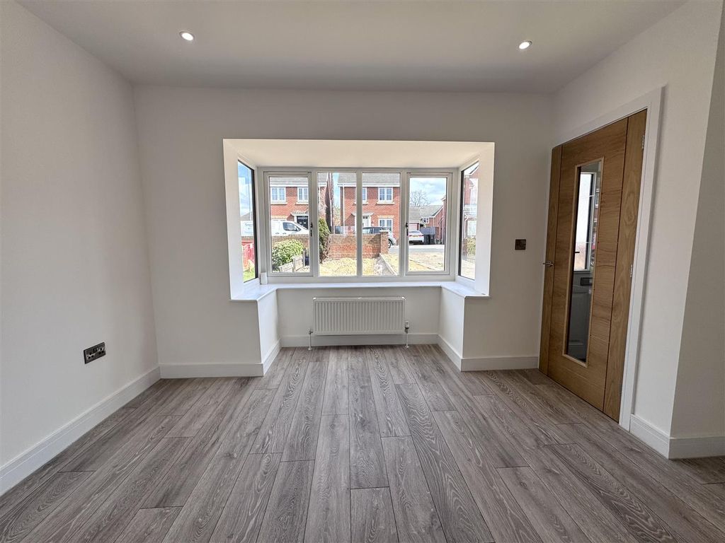 Property photo 3 of 29 Lounge