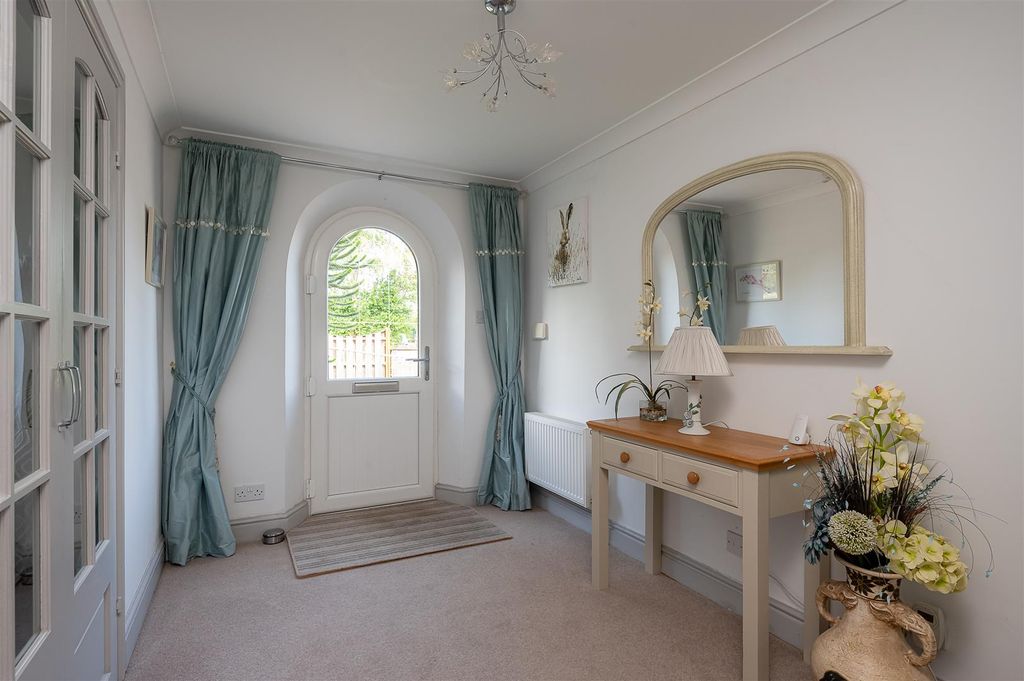 Property photo 3 of 27 Entrance Hall