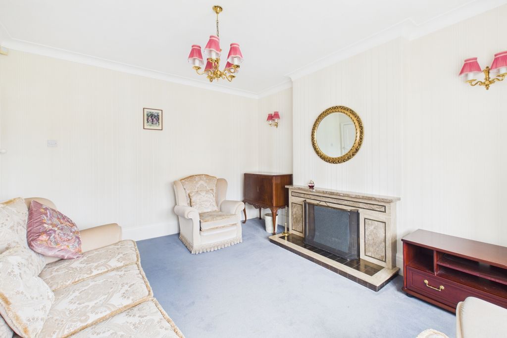 Property photo 3 of 24 Lounge