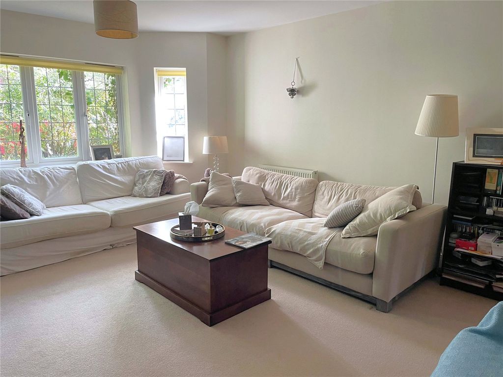Property photo 3 of 19 Lounge