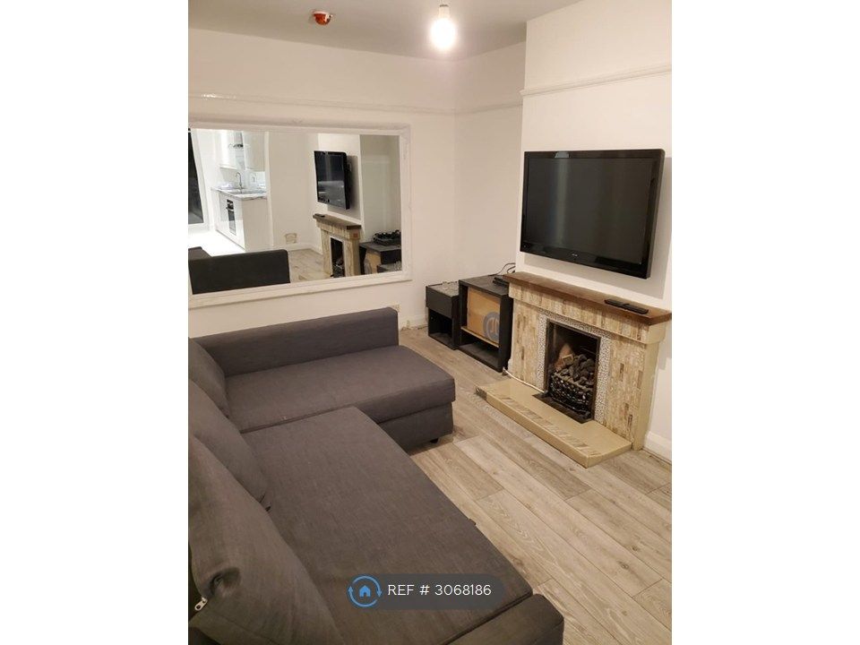 Property photo 3 of 17 Communal Lounge
