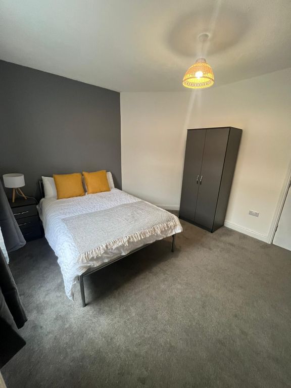Property photo 3 of 8 A Modern Double Bedroom Featuring A Comfortable Be...