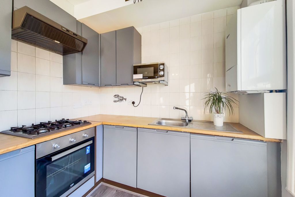 Property photo 3 of 6 Kitchen 1