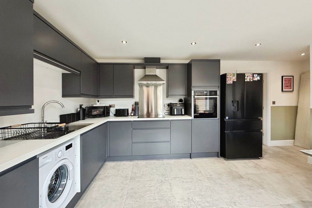 Property photo 2 of 13 4612714