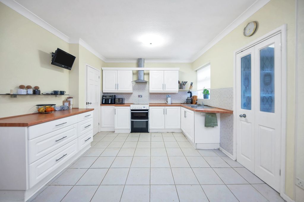 Property photo 3 of 23