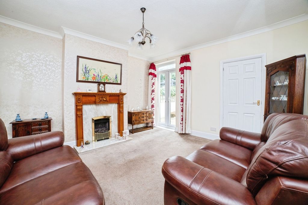 Property photo 2 of 16 Lounge