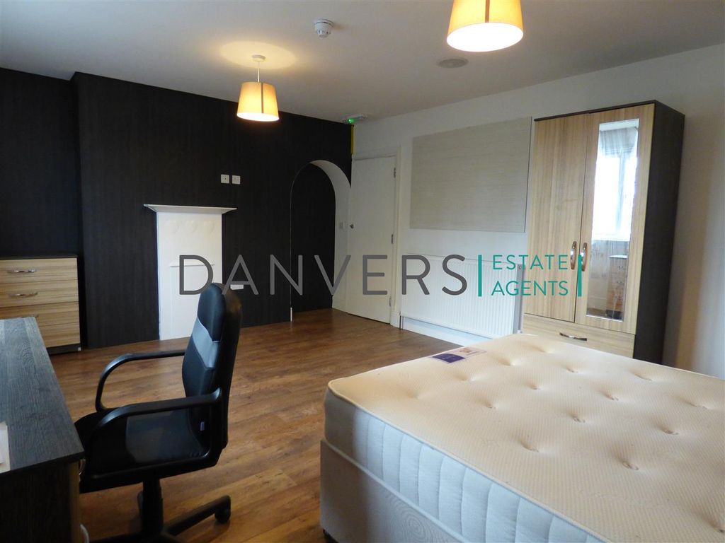 Property photo 2 of 5 P1100704.Jpg