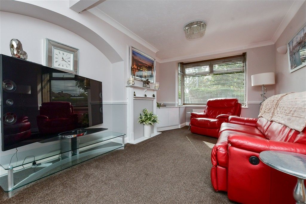 Property photo 3 of 16 Lounge