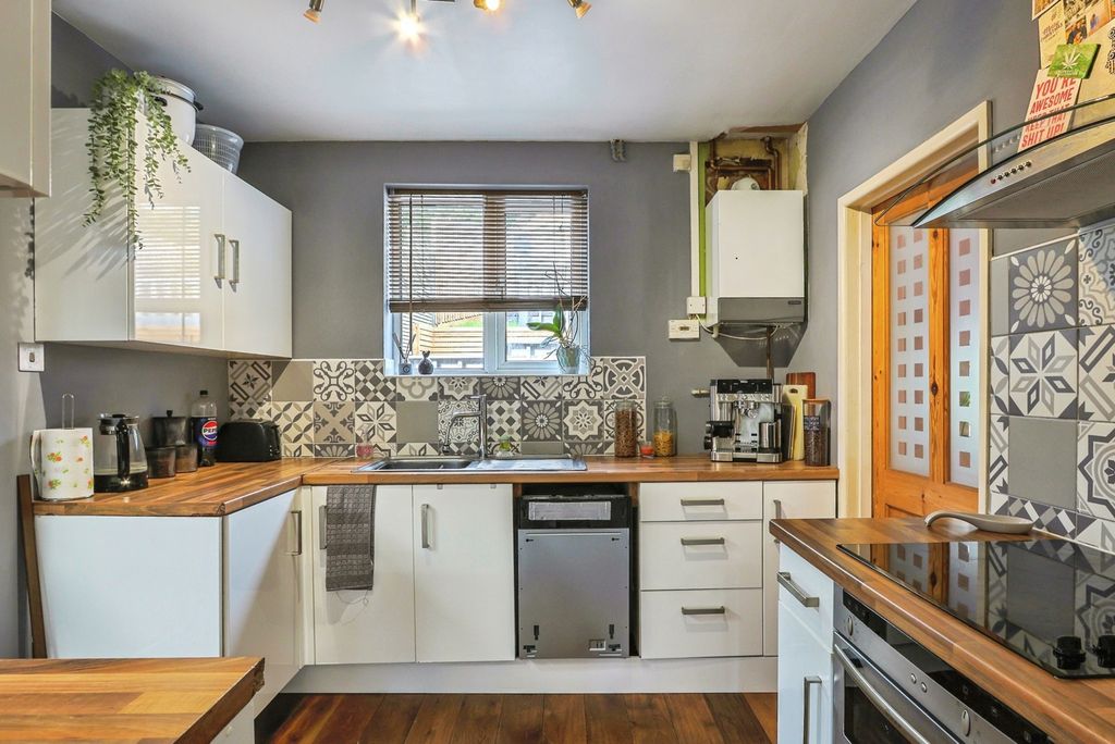 Property photo 3 of 17 Kitchen