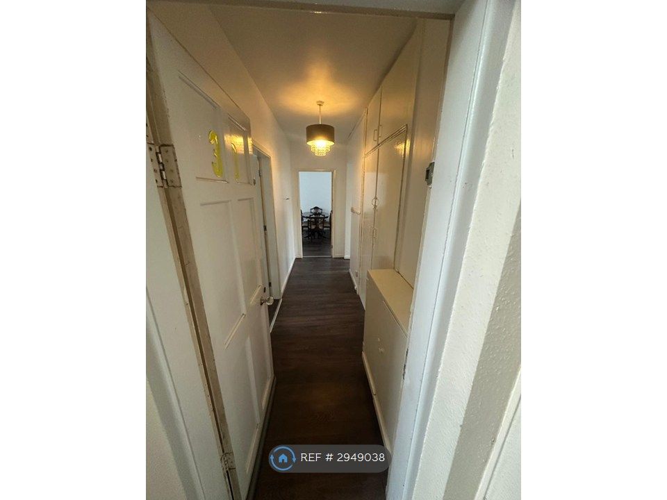 Property photo 1 of 18 Entrance Hallway