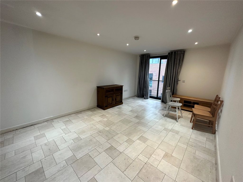 Property photo 3 of 11 Lounge