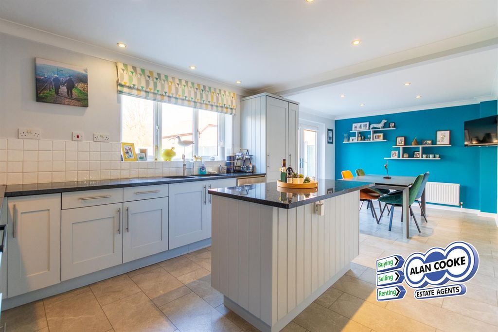 Property photo 2 of 25 Fitted Kitchen