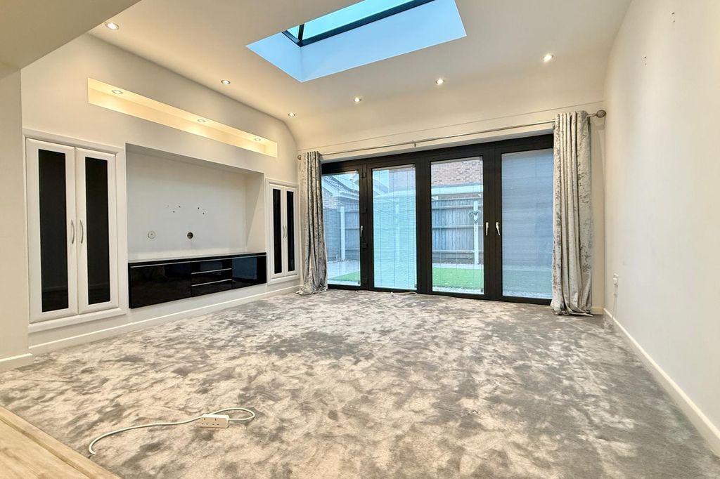 Property photo 3 of 21 Gallery