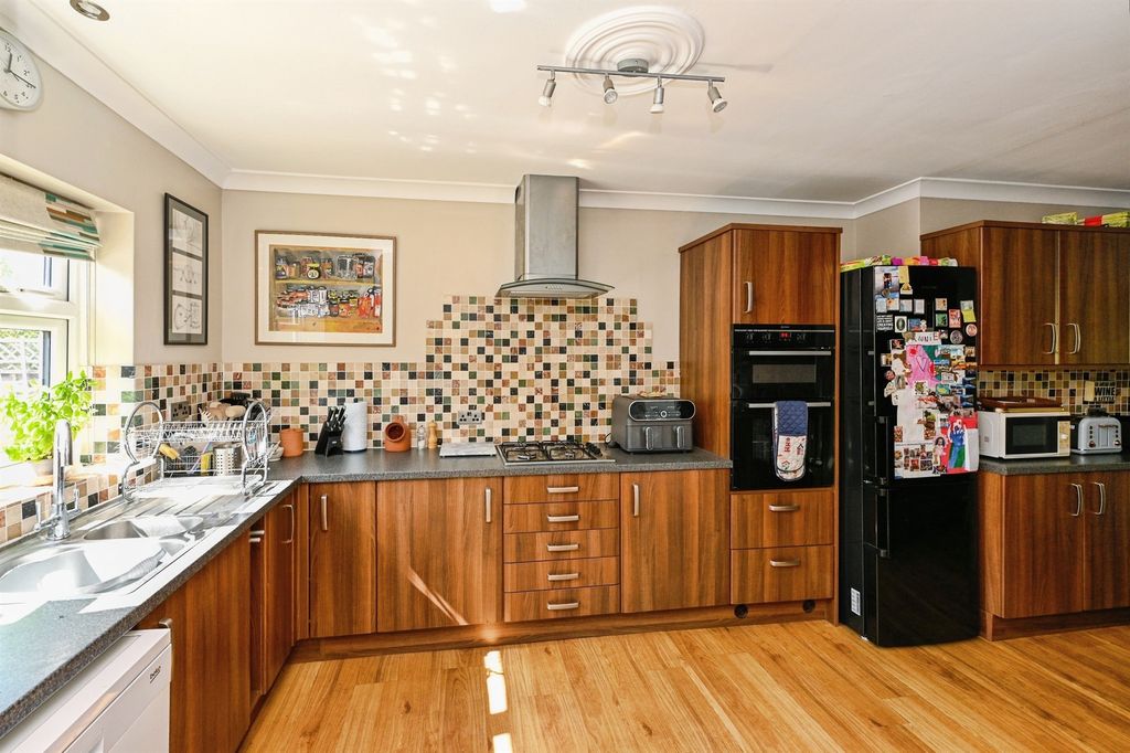 Property photo 3 of 21
