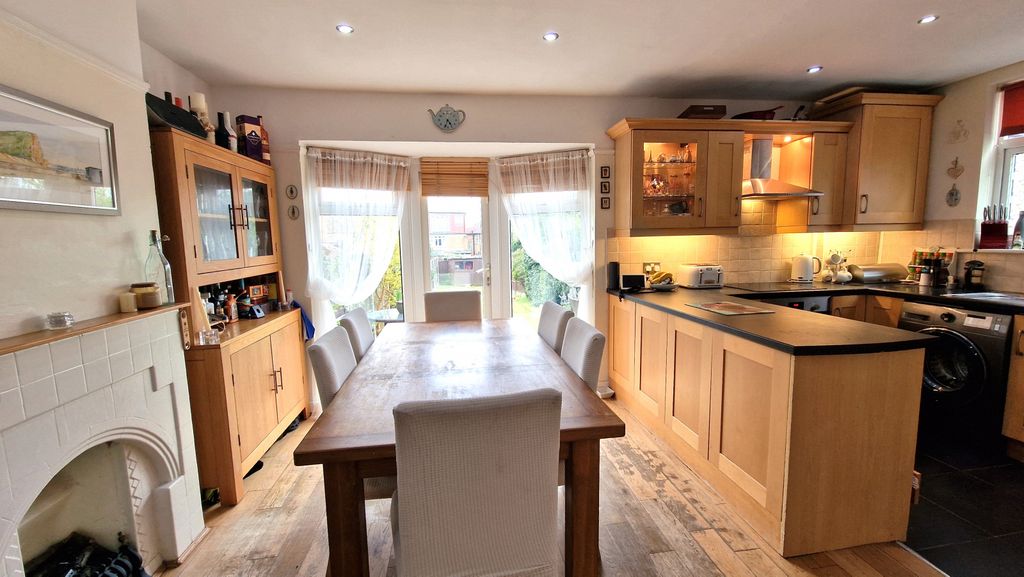 Property photo 1 of 22 5 Bedroom Semi-Detached House