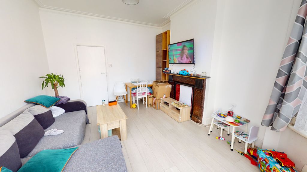 Property photo 2 of 8