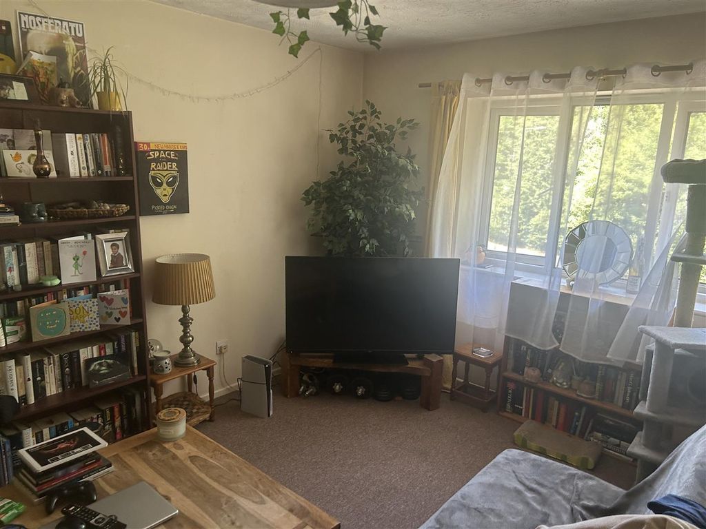 Property photo 3 of 7 Lounge (2).Jpg