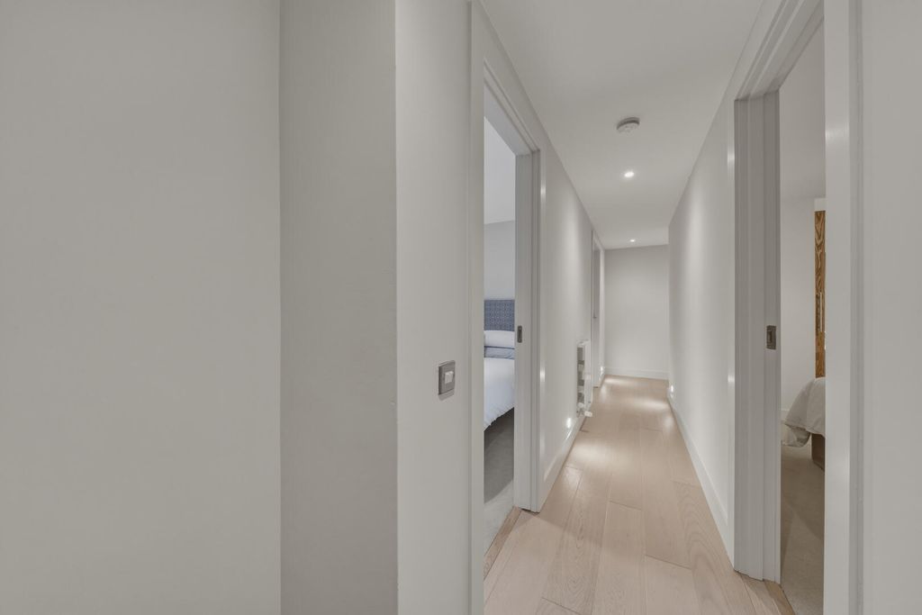 Property photo 2 of 21 Hallway