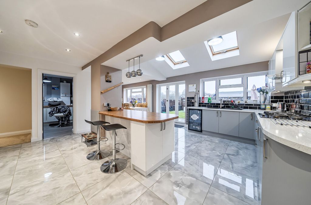 Property photo 2 of 24 1409155-16-6984Bf...