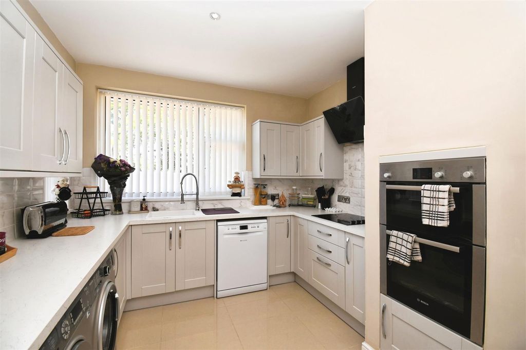 Property photo 3 of 8 Kitchen